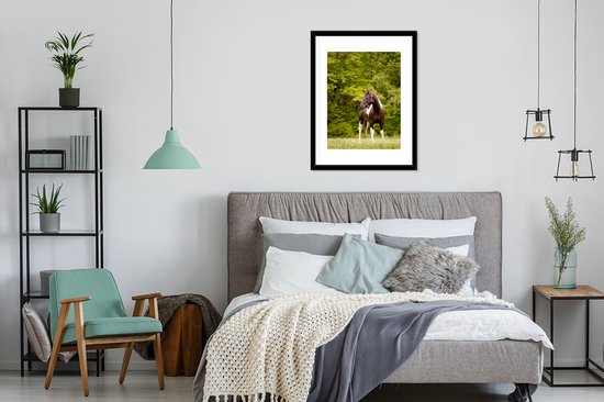 Cheval pommelé devant quelques arbres cadre photo noir avec passe-partout blanc 60x80
