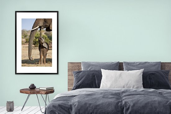 Affiche avec cadre Éléphants - Bébé éléphant communique avec sa mère - Cadre photo noir - 80x120 cm - Affiche avec cadre