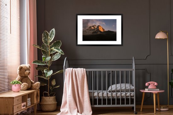 Photo en cadre - K2 cadre photo montagne dans la brume noir avec passe-partout blanc 60x90 90x60 cm - Affiche sous cadre (Décoration murale salon / chambre)