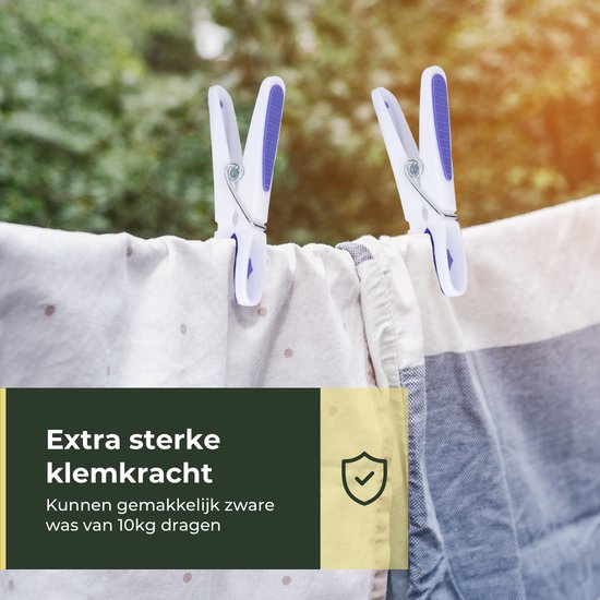 Twee witte wasknijpers met paarse grip houden een gebreide stof vast, "Extra sterke klemkracht".