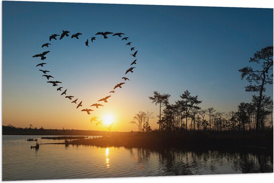 Vlag - Zwerm Vogels Vliegend in Hartvorm boven het Water - 120x80 cm Foto op Polyester Vlag