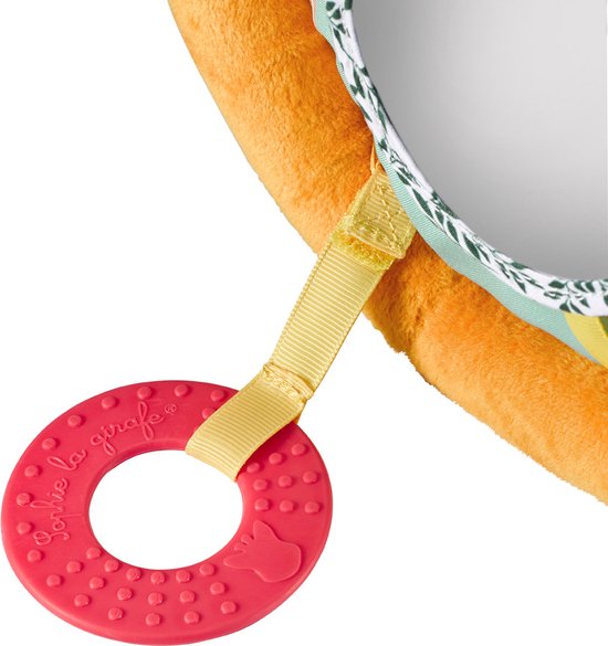 Close-up van een rode Sophie la girafe bijterring bevestigd aan een gele lus aan de zijkant van de speelrol.