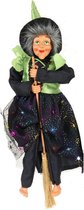 Creation decoratie heksen pop - vliegend op bezem - 40 cm - zwart/groen - Halloween versiering