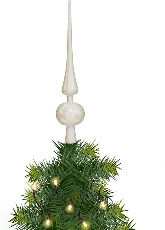 Een witte kerstboom piek met bol en punt, versierd met lichtjes.
