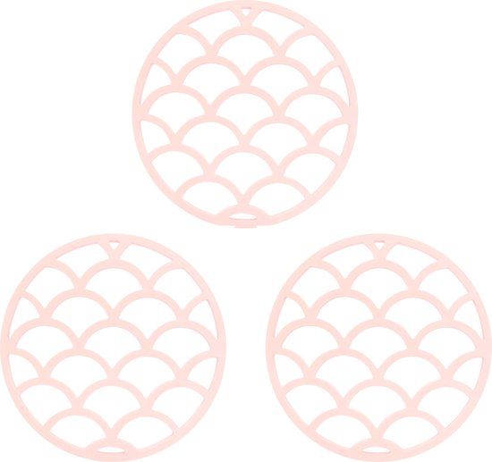 Drie roze siliconen onderzetters met schubbenpatroon op een witte achtergrond.