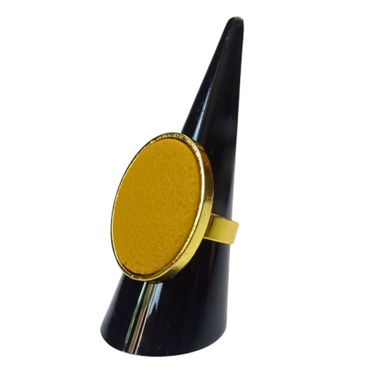 2 Love it Oker - Ring - Verstelbaar in maat - Stainless steel - Polymeerklei - 18 x 25 mm - Okergeel - Goudkleurig