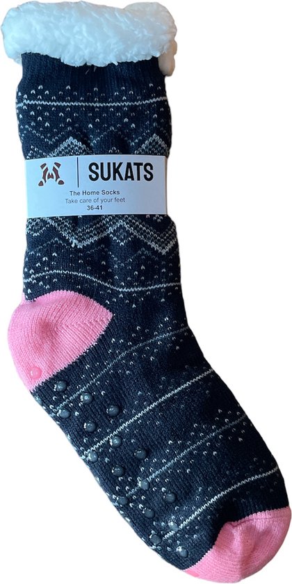 Donkerblauwe huissokken met patroon, roze hiel en neus, en witte fluffy boord. Met anti-slip stipjes.