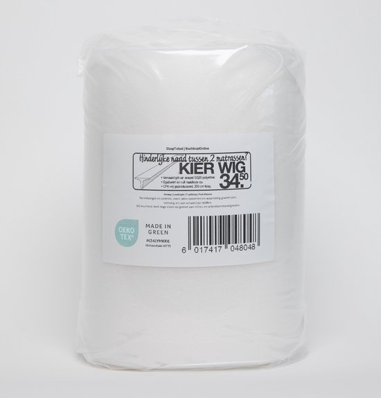 Een opgerolde witte schuimrubberen matraswig in plastic verpakking met een label en OEKO-TEX logo.