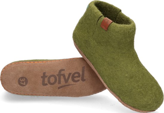 Olijfgroene vilten slof met bruine zool en 'Tofvel' logo.