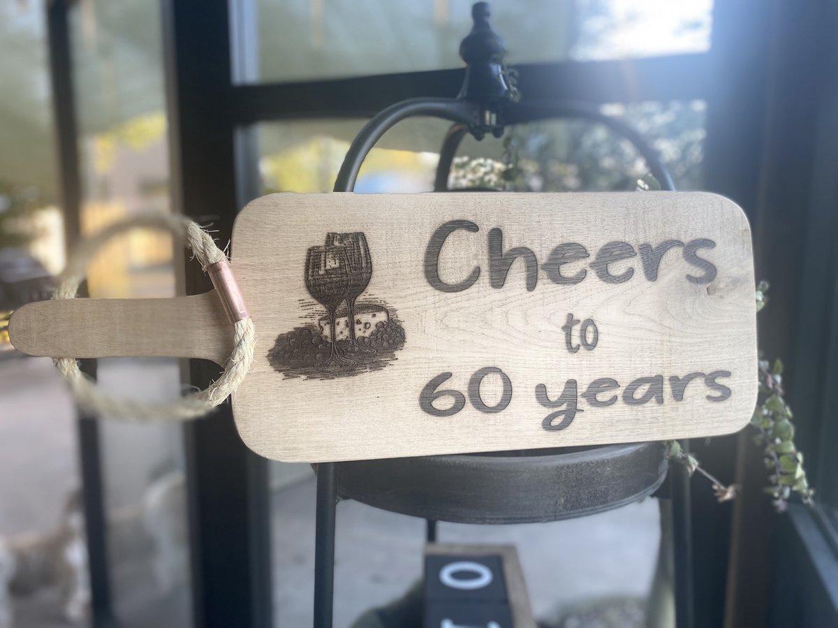 Creaties van Hier - Serveerplank - cheers to 60 years - Eikenhout - 55 cm