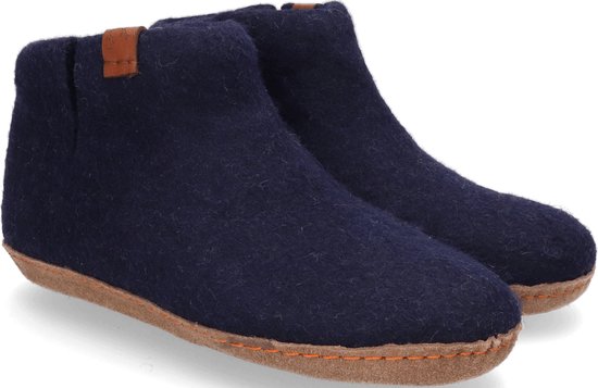 Donkerblauwe vilten enkelhoge sloffen van Tofvel met bruine zool en oranje stiksels.
