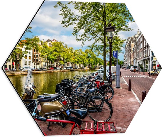 Dibond Hexagon - Rij Fiets Geparkeerd langs de Gracht in Amsterdam - 50x43.5 cm Foto op Hexagon (Met Ophangsysteem)
