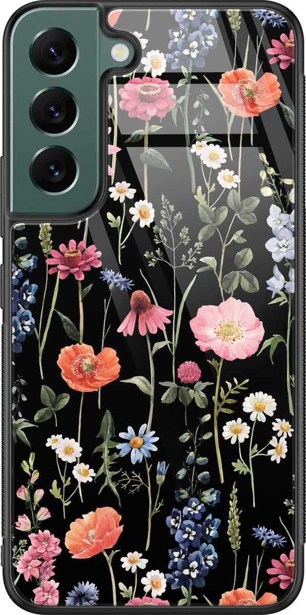 Leuke Telefoonhoesjes - Hoesje geschikt voor Samsung Galaxy S22 - Dark flowers - Hard case - Goud