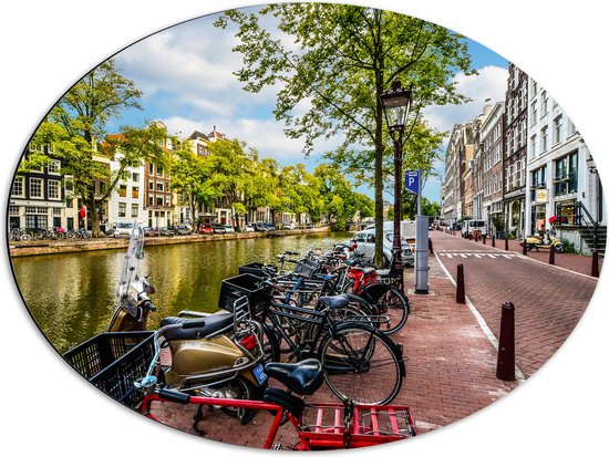 Dibond Ovaal - Rij Fiets Geparkeerd langs de Gracht in Amsterdam - 68x51 cm Foto op Ovaal (Met Ophangsysteem)