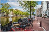 Vlag - Rij Fiets Geparkeerd langs de Gracht in Amsterdam - 75x50 cm Foto op Polyester Vlag