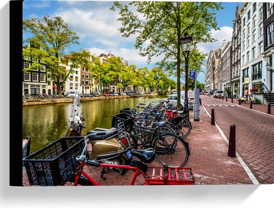 Canvas - Rij Fiets Geparkeerd langs de Gracht in Amsterdam - 40x30 cm Foto op Canvas Schilderij (Wanddecoratie op Canvas)