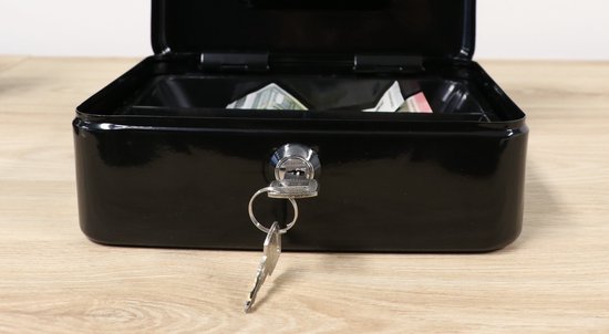 Zwart geldkistje met sleutel, met eurobiljetten op de bodem.