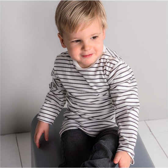 Jongetje met blond haar in gestreept shirt met lange mouwen en grijze jeans.