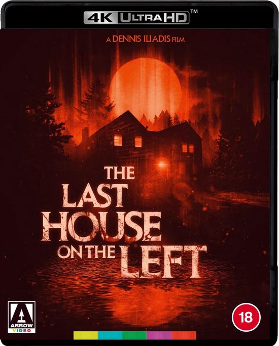 'The Last House on the Left' 4K UHD Blu-ray hoes met een huis bij zonsondergang en een rode gloed.