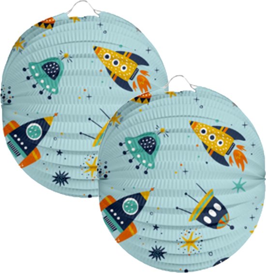 Twee lichtblauwe papieren lampionnen met ruimtevaartprint van raketten en UFO's.