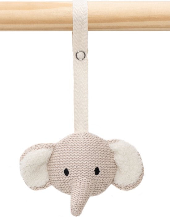Lichtbruine gebreide olifant knuffel met witte oren, hangend aan een houten stok.
