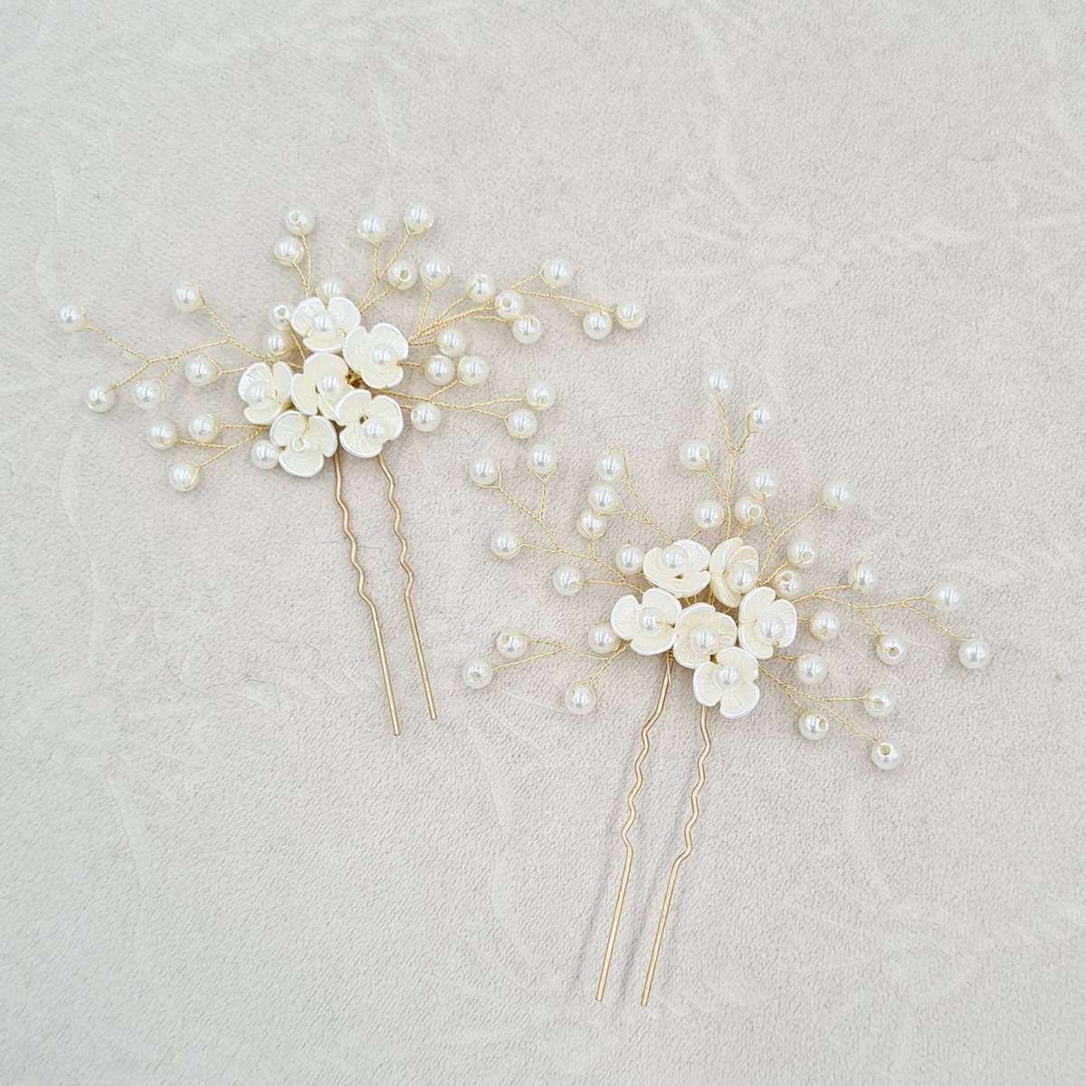 Sierlijke Haarpinnen Goudkleurig Bloem -2 Stuks Haarpinnen Bruiloft - Youhomy accessoires haarsieraden- Hair jewelry- Haarpinnen set - Parels - Haarsieraad Bruid - Gala- Haaraccessoire| Haarspeld| Haarpinnen