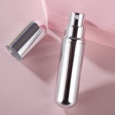 WVspecials Parfum Verstuiver Navulbaar Zilver - Mini Parfum Flesje - Reisflesje 65 Keer Spraybare Parfum Verstuiver - Hervulbaar Tasverstuiver voor Parfum - Meeneem Mini Geur Flesje voor op Reis - Lipstick Formaat Navulbaar Parfumflesje