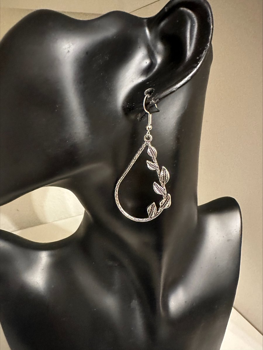 zilverkleurige blad oorhangers | Make up | Parfum | Moederdag | Verjaardagscadeau| Cadeautje| Valentijnsdag| Kado | sieraden | vaderdag | oorbellen | oorsieraden