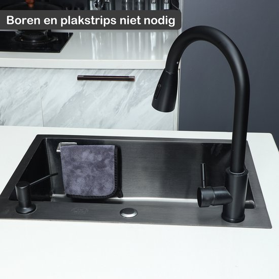 Vaatdoekhouder zilverkleurig, bevestigd aan de zijkant van een gootsteen met een grijze vaatdoek.