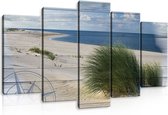 Canvas Schilderij - Duinen - Strand - Hout - Gras - Zee - Oceaan - Water - Wolken - Inclusief Frame - 100x60cm (lxb) - 5 Luiks