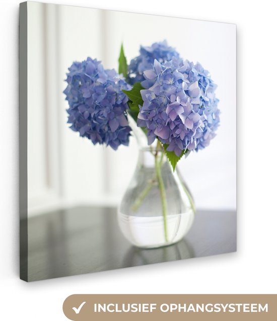 Blauwe hortensia's in vaas Canvas 50x50 cm - Foto print op Canvas schilderij (Wanddecoratie woonkamer / slaapkamer)