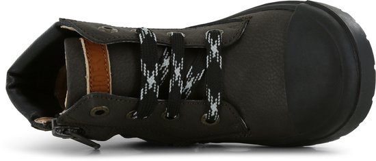 Donkerbruine leren veterboot, van bovenaf gefotografeerd, met zwart-witte veters en rits.