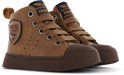 Twee bruine leren hoge sneakers met veters en logo's.