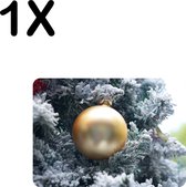 BWK Stevige Placemat - Gouden Kerstbal in besneeuwde Boom - Set van 1 Placemats - 35x25 cm - 1 mm dik Polystyreen - Afneembaar