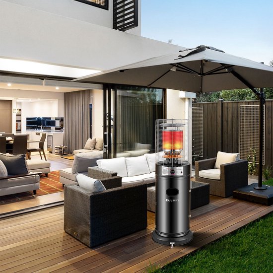 Zwarte Juskys terrasverwarmer met vlammen op een houten terras naast een lounge set en onder een parasol.
