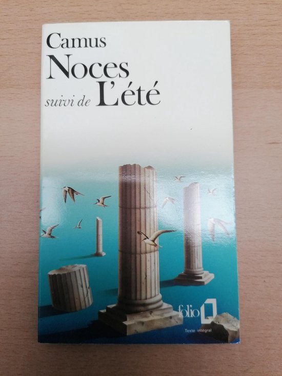 Couverture du livre 'Noces suivi de L'été' de Camus. Avec des colonnes, des oiseaux en vol et le texte 'folio Texte intégral'.