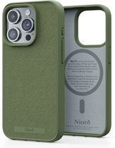 Njord Collections Suede Comfort+ Telefoonhoesje - Geschikt voor iPhone 15 Pro - Gereycled / Duurzaam materiaal - 2M valbescherming - Mag compatibel – Groen