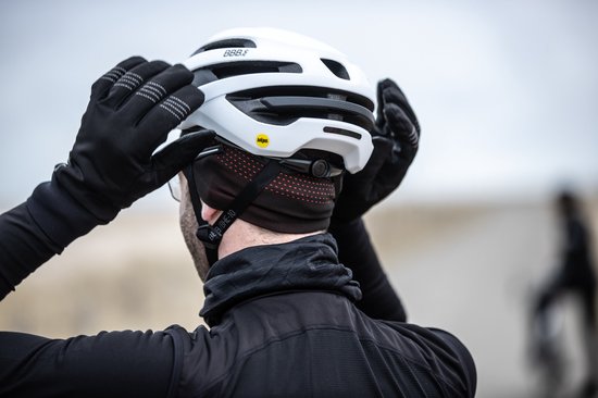 BBB Cycling Helmmuts Fiets Winter FIRHat - Fietsmuts voor onder Helm - 0-5 °C - Naadloos en Sneldrogend - Unisex - Zwart/Rood - Large - BBW-494 — afbeelding 4