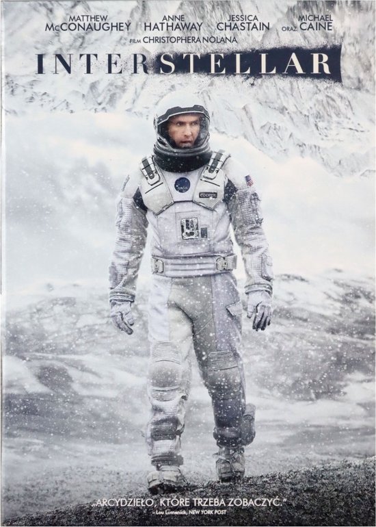Een astronaut in een wit ruimtepak staat op een rotsachtige, besneeuwde ondergrond met op de achtergrond bergen. "Interstellar" staat bovenaan.