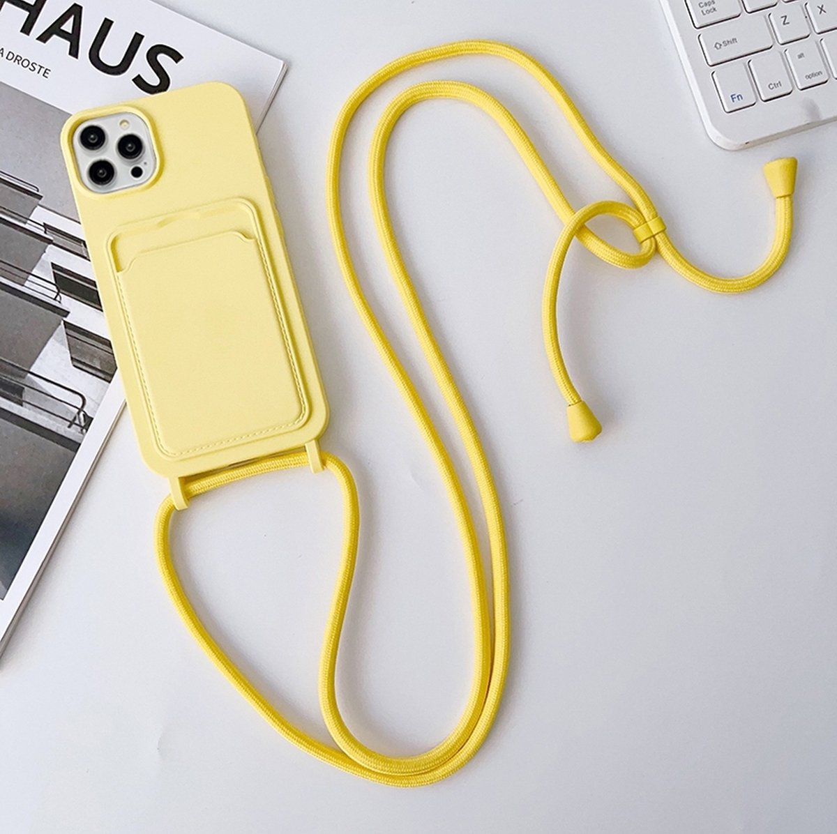 Mobigear Telefoonhoesje geschikt voor Apple iPhone 15 Pro Max Siliconen met Kaarthouder | Mobigear Lanyard Card Hoesje met koord en Pasjeshouder | Kaarthouder voor 1 Pasje | hoesje met koord Telefoonhoesje voor Pinpas / OV Kaart / Rijbewijs - Geel