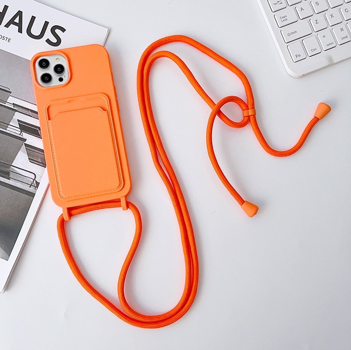 Mobigear Telefoonhoesje geschikt voor Apple iPhone 15 Pro Max Siliconen met Kaarthouder | Mobigear Lanyard Card Hoesje met koord en Pasjeshouder | Kaarthouder voor 1 Pasje | hoesje met koord Telefoonhoesje voor Pinpas / OV Kaart / Rijbewijs - Oranje