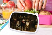 Broodtrommel Roze - Lunchbox - Brooddoos - De Nachtwacht - Kunst - Oude meesters - Rembrandt - 18x12x6 cm - Kinderen - Meisje