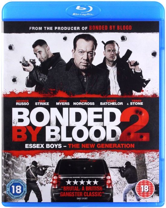 Blu-ray hoes van Bonded by Blood 2 met drie mannen op de voorgrond en een auto met schutters op de achtergrond.