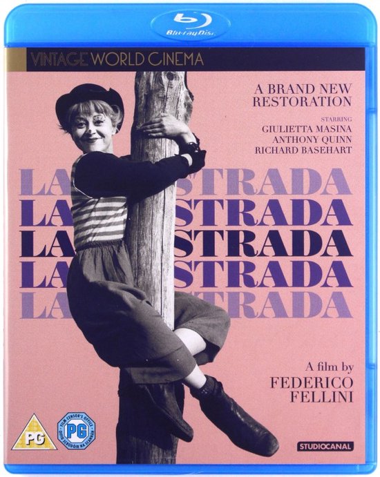 G Giulietta Masina met gestreepte top, zwarte cardigan, hoge rok en laarzen, die een paal omhelst.