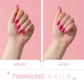 Voor en na foto's van nagels. De 'voor' nagels zijn felroze, de 'na' nagels hebben subtiele roze glitters.