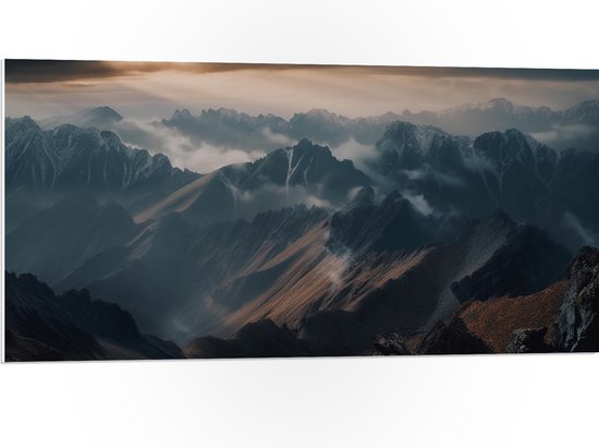 PVC Schuimplaat - Bergen - Mistig - Wolken - Donker - 100x50 cm Foto op PVC Schuimplaat (Met Ophangsysteem)