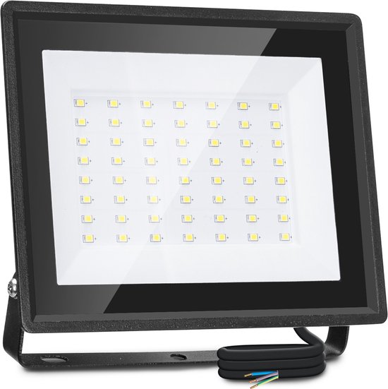 Zwarte 50W LED schijnwerper met een breed, wit verlichtingspaneel en een zwarte kabel.