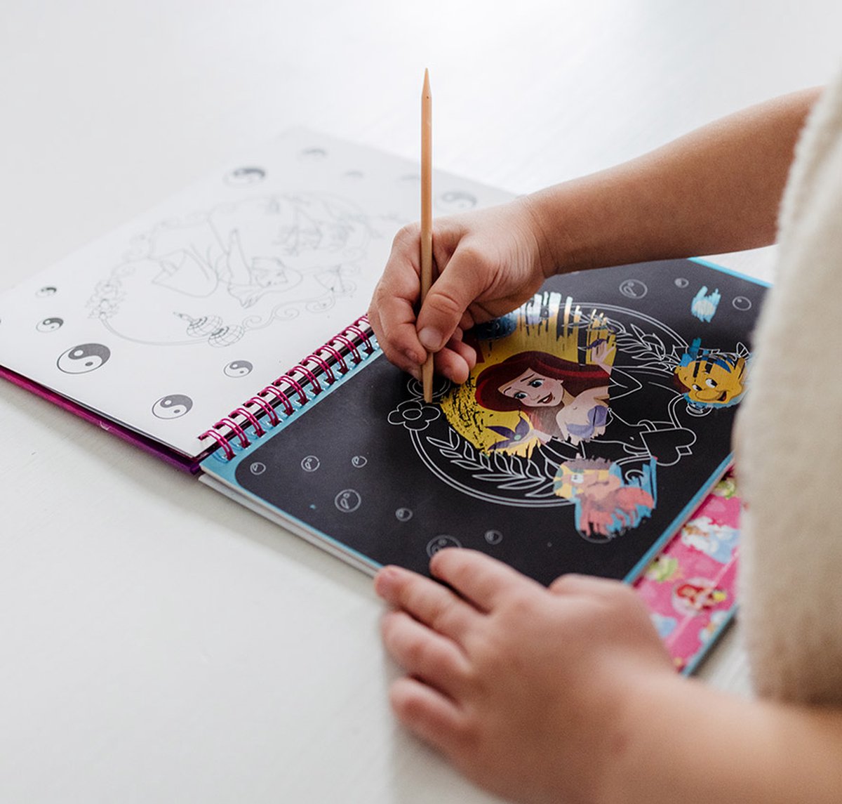 Disney Princess Totum vakantieboek doeboek prinsessen kraskaarten en kleurboek | scratch art en kleurplaten 25-delig harde kaft | speelgoed meisjes vanaf 3 jaar — afbeelding 3
