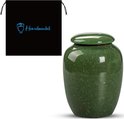 Groene keramische urn met barstenpatroon en bijpassende zwarte beschermtas met logo.