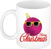 Cadeau kerstmok Merry Christmas roze smiley kerstbal - 300 ml - keramiek - koffiemok / theebeker - Kerstmis - kerstcadeau